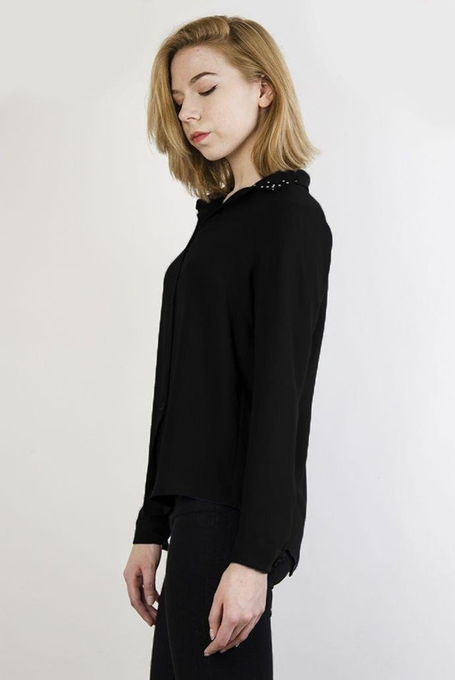 Asymetryczna czarna koszula z ćwiekami przy kołnierzu