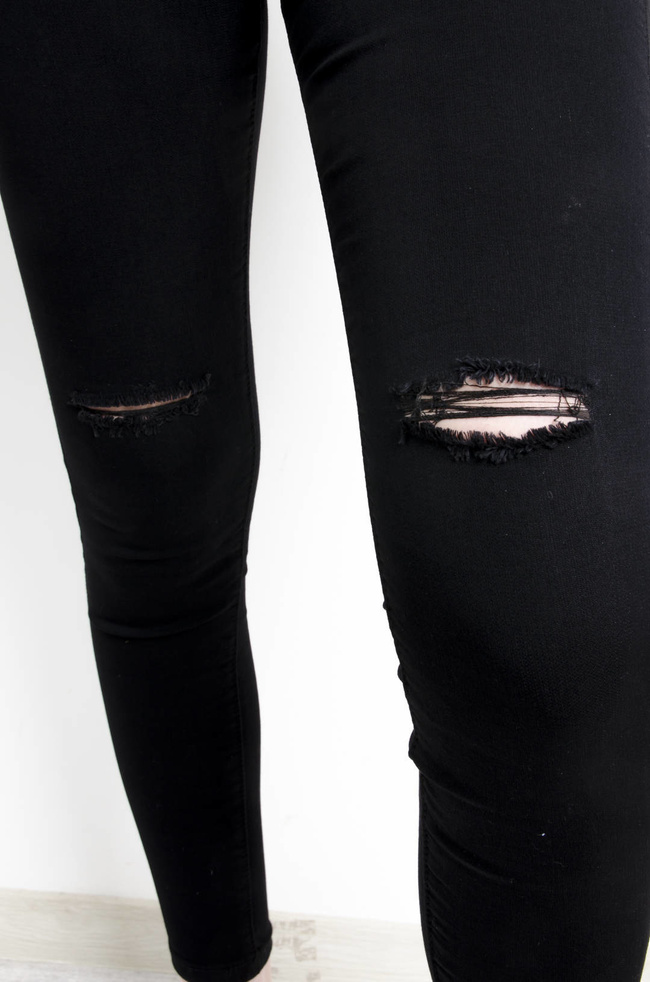 CZARNE SPODNIE SKINNY Z WYSOKIM STANEM- ROZCIĘCIA NA KOLANACH