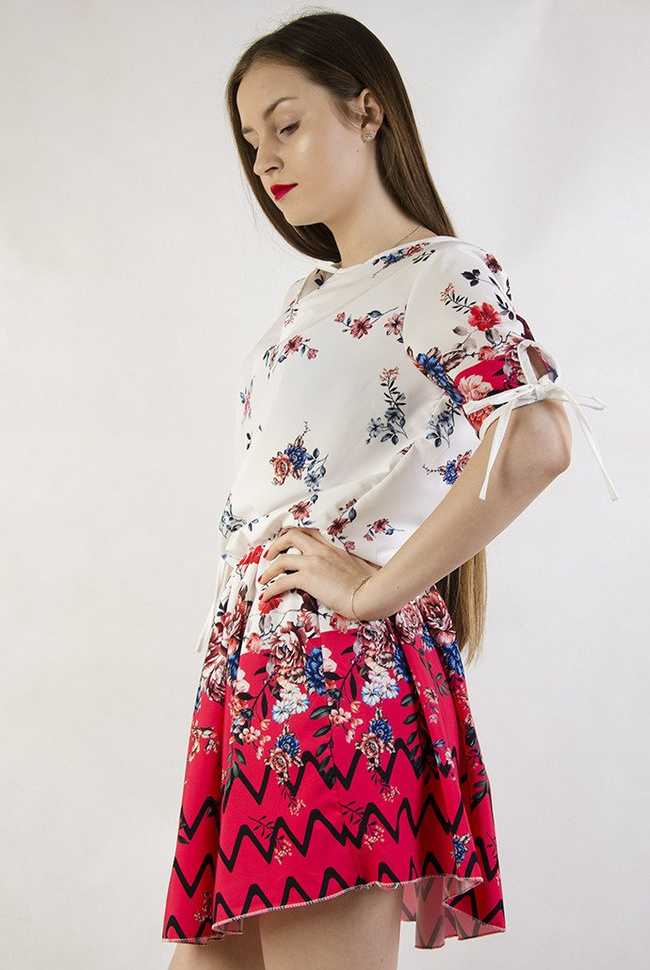 Biała sukienka z motywem kwiatowym z gumką w pasie