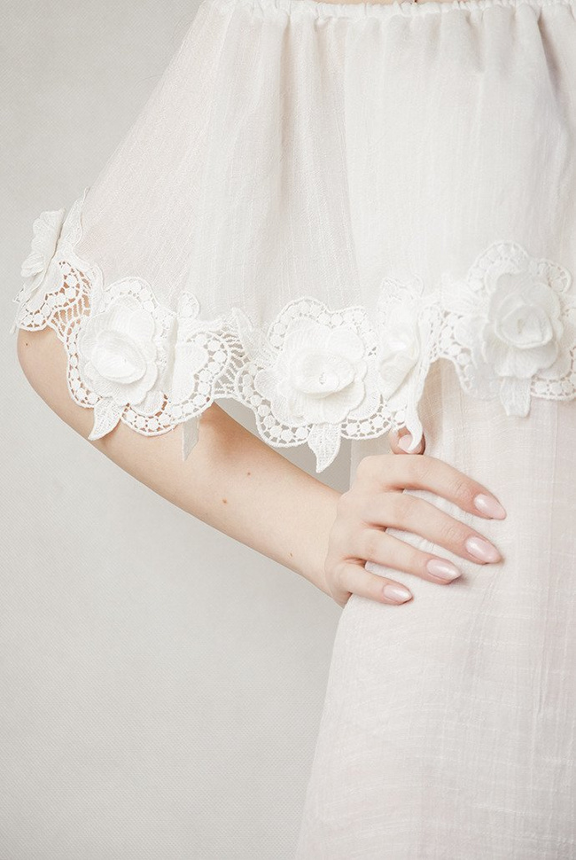 Biała sukienka z hiszpańskim dekoltem