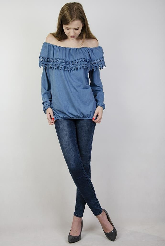 Niebieska bluzka z hiszpańskim dekoltem i zdobieniami