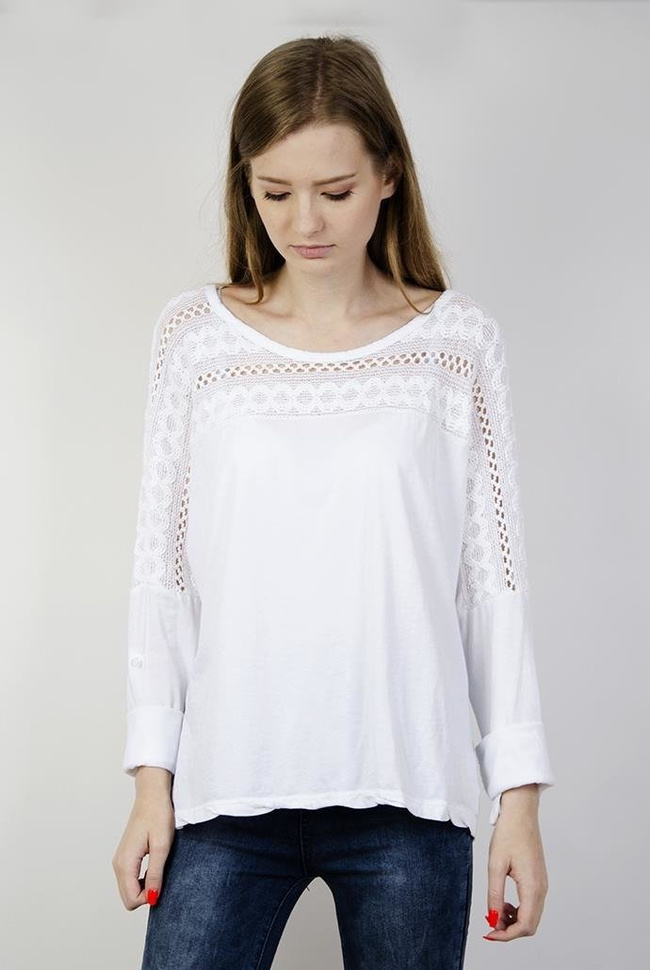 Biała bluzka ze wzorami