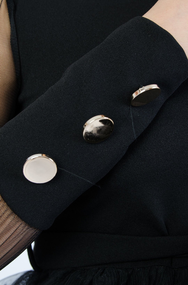 Czarna sukienka z tiulowym dołem i bufiastymi rękawami