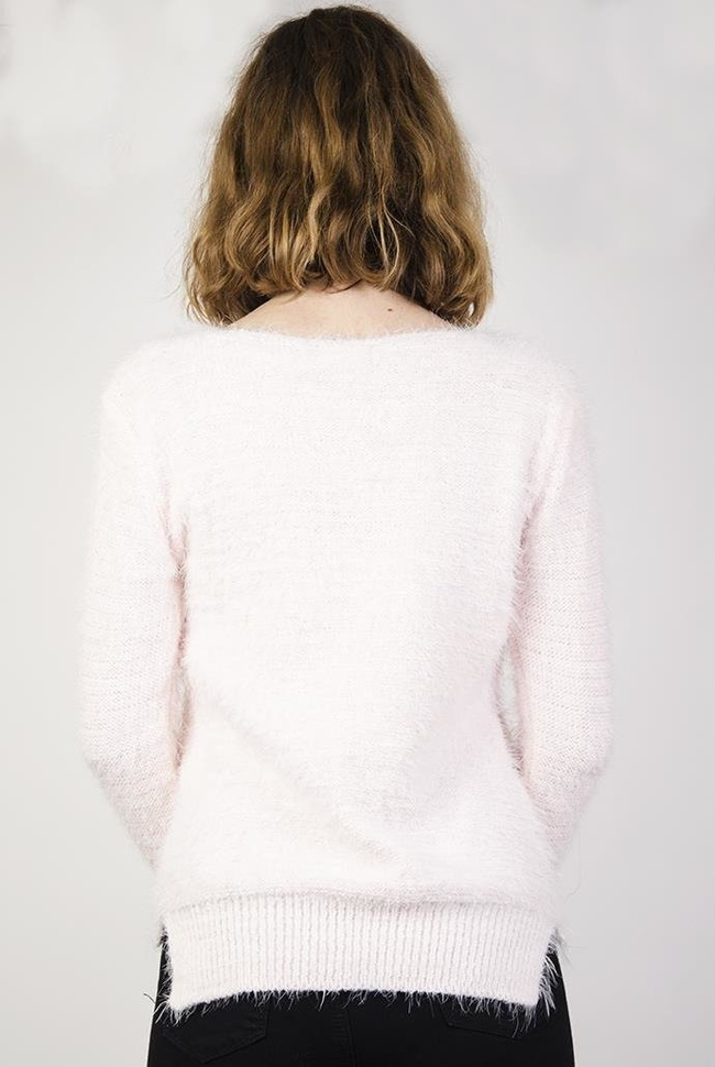 Jasnoróżowy włochaty sweterek z kieszonką