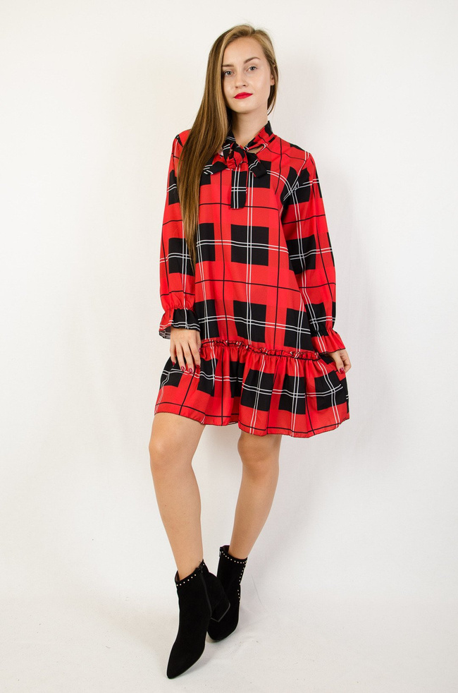 Czerwona sukienka w kratę z falbaną na dole