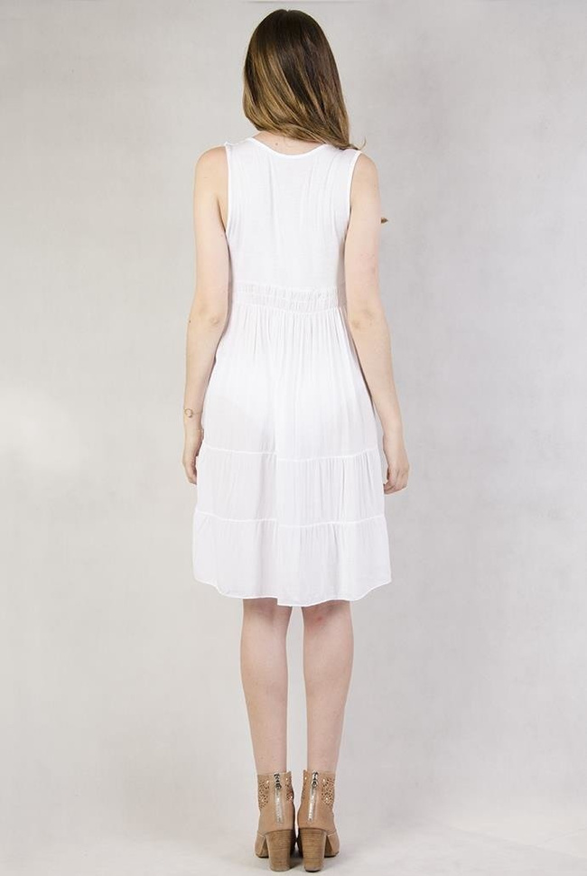 Biała sukienka z koronką wiązana pod biustem