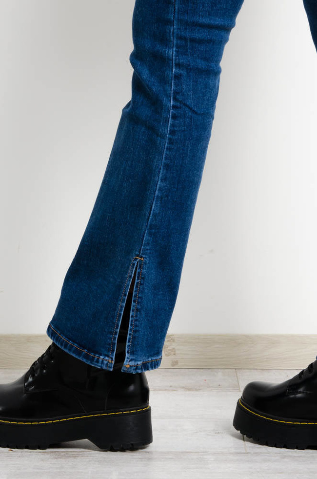 NIEBIESKIE SPODNIE JEANSOWE DZWONY Z ROZCIĘCIEM