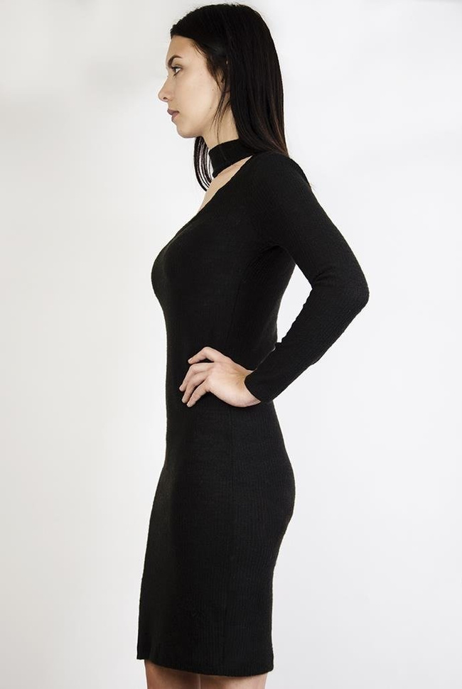 Długa, czarna sukienka prążkowana z paskiem przy szyi