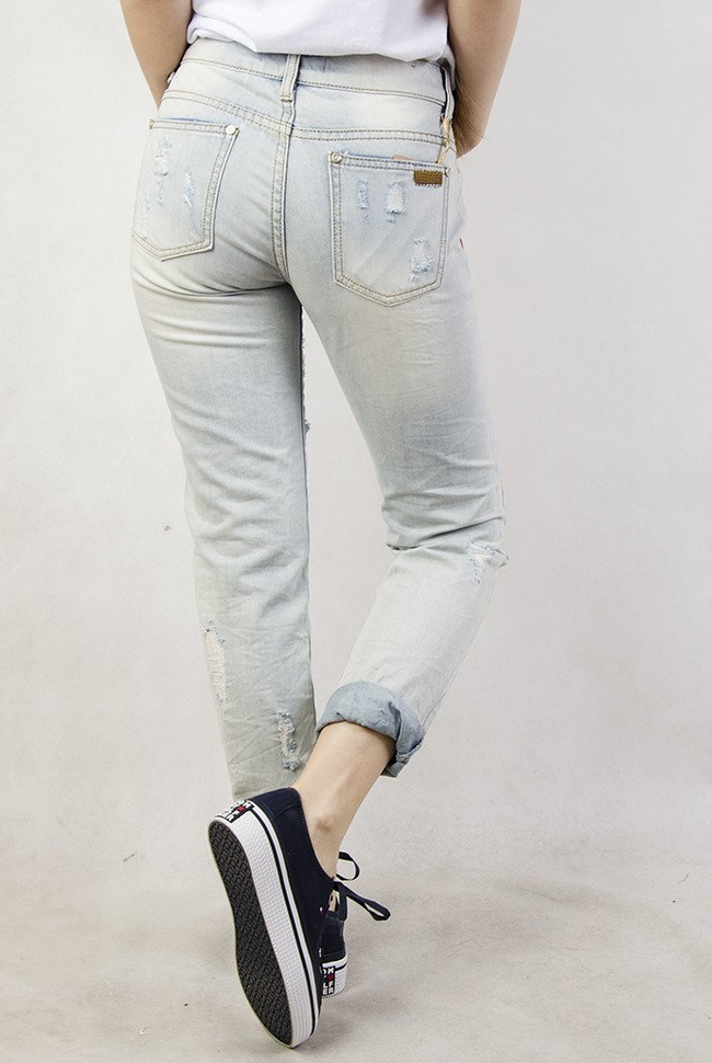 Jasne spodnie jeansowe typu boyfriend z naszywkami