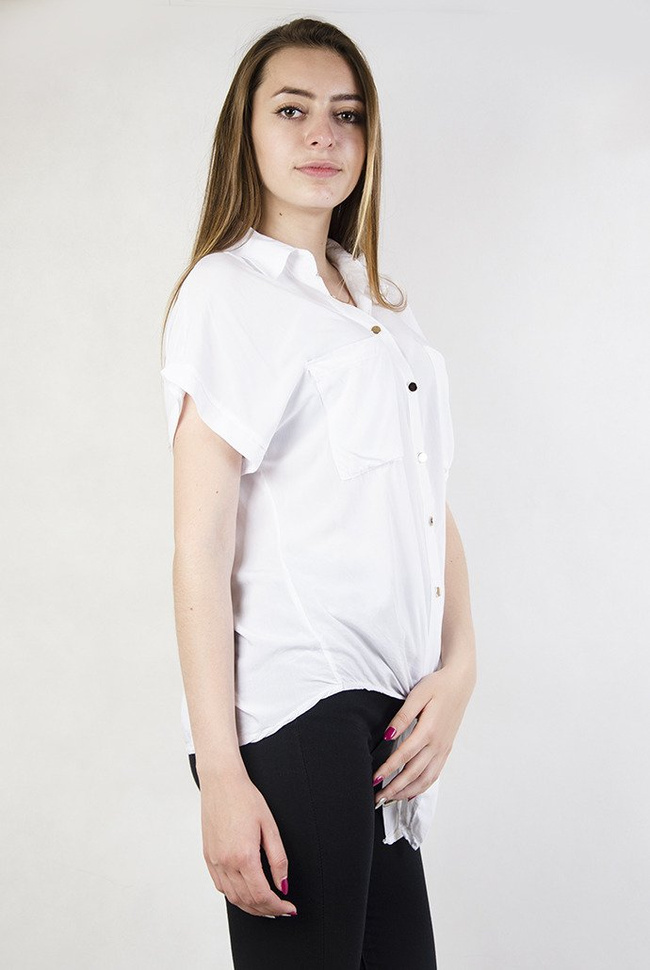 Biała koszula z wiązaniem na dole