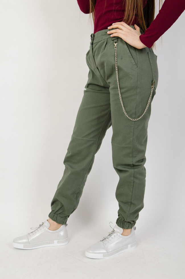 Zielone spodnie joggery z łańcuszkiem
