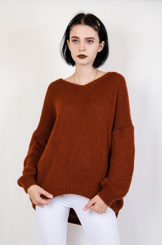 Brązowy luźny sweter w serek