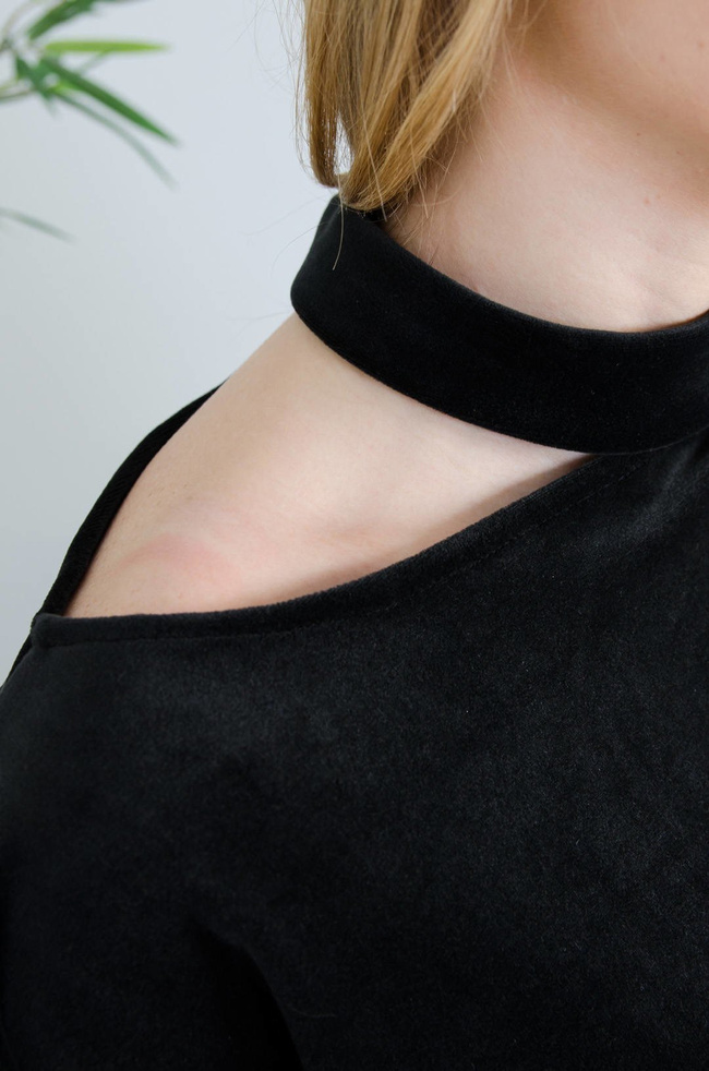 CZARNA WELUROWA BLUZA ZE ZŁOTYMI GUZIKAMI