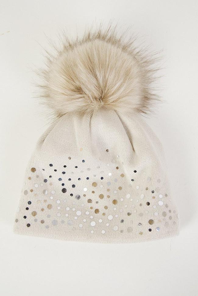 Beżowa czapka z ociepleniem i srebrnymi kropkami