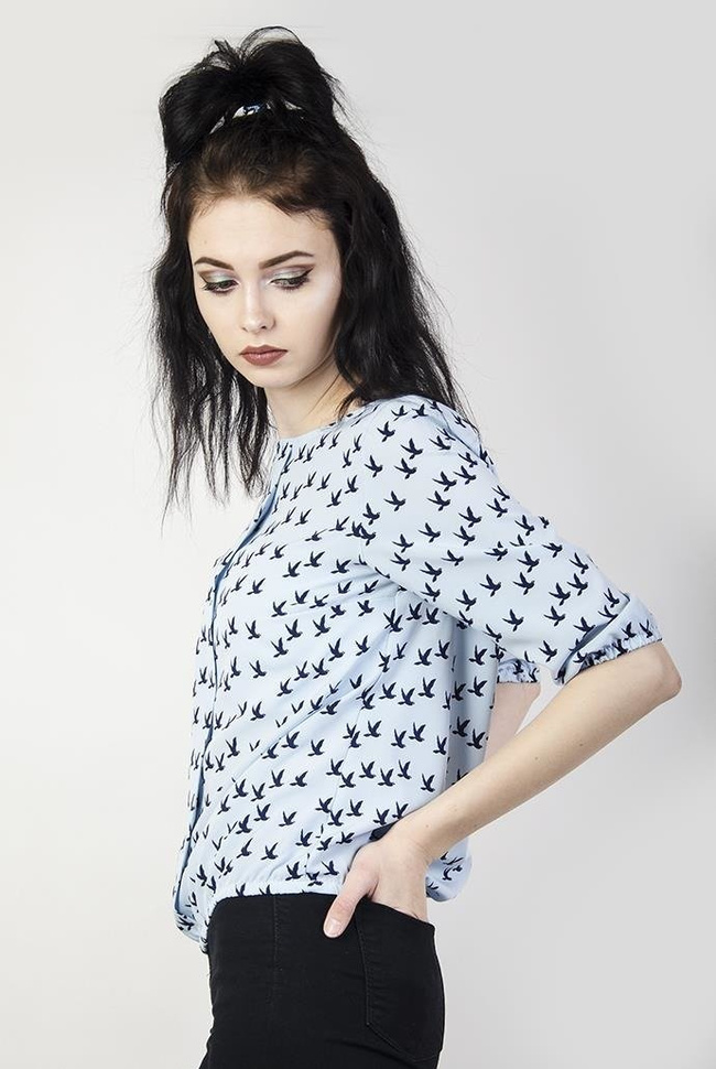 Jasnoniebieska bluzka w czarne jaskółki