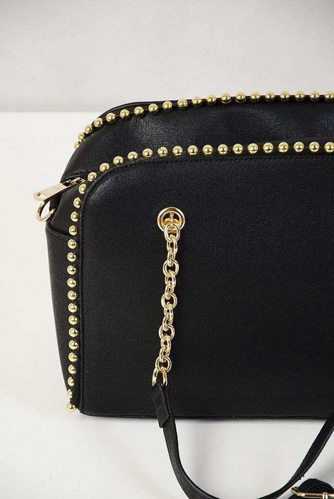 Czarna torebka typu kuferek ze złotymi ćwiekami