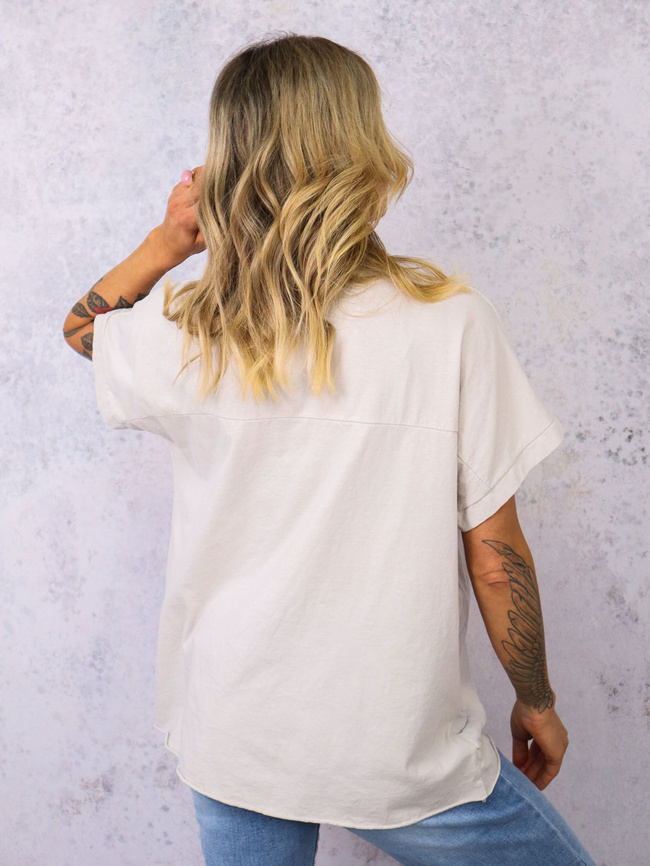 T-SHIRT ZE ZŁOTYM KWIATEM I DEKOLTEM W SZPIC- BEŻOWY