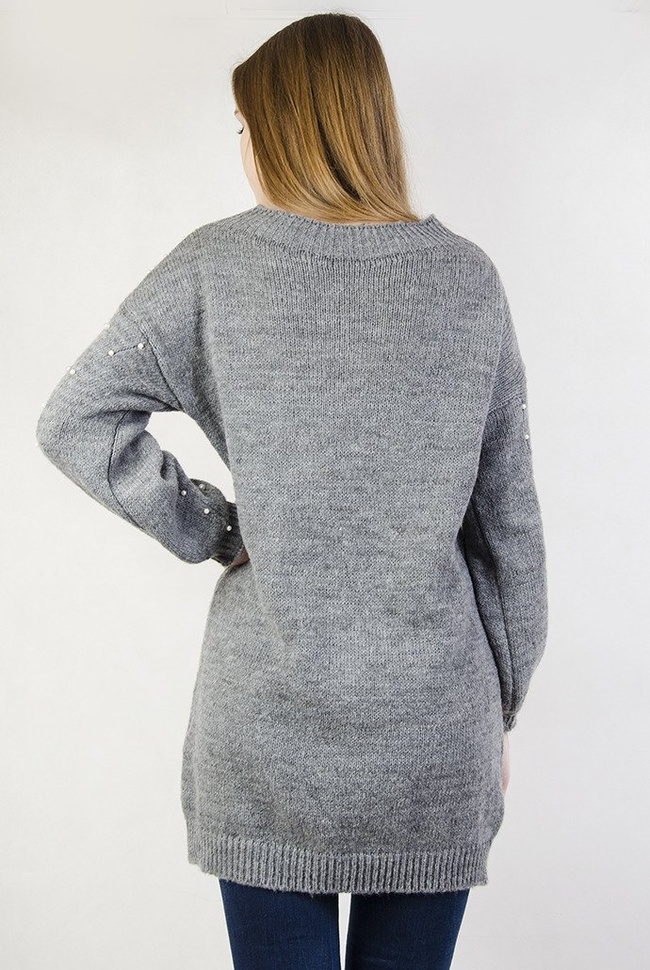 Szary długi sweter z perełkami przy dekolcie oraz rękawach