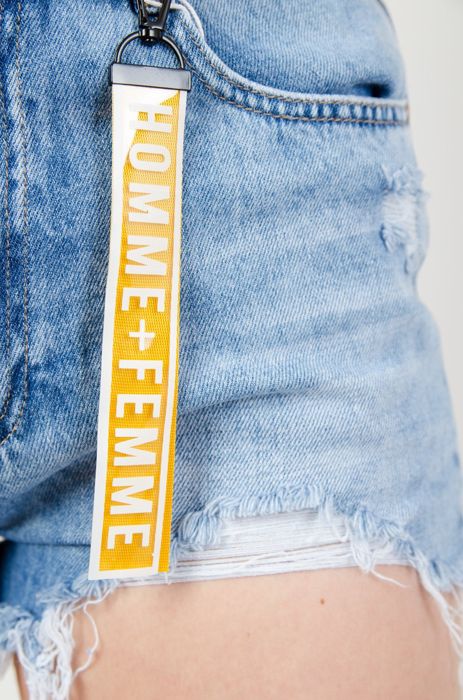 Jeansowe szorty z wysokom stenem i żółtą zawieszką