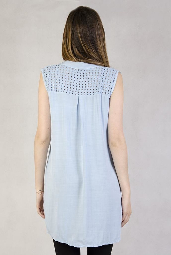 Niebieska bluzka z przedłużanym tyłem ozdobiona na kieszonkach i plecach