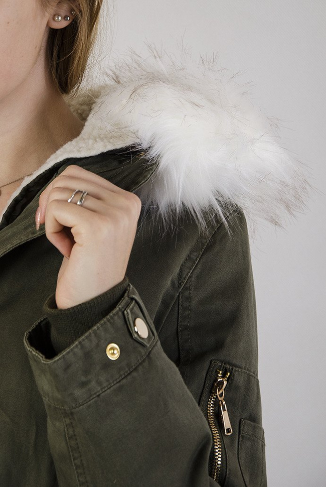 Khaki kurtka parka z białym futerkiem