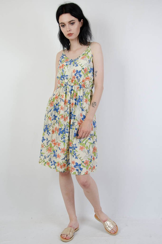 Beżowa sukienka w kolorowe kwiaty z gumką w pasie