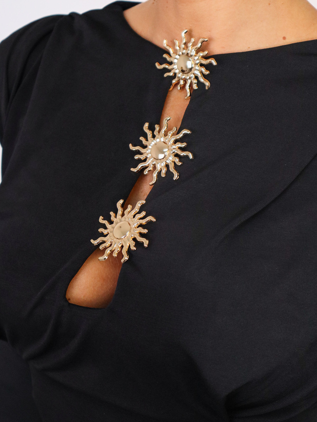 BLUZKA Z WYCIĘCIAMI I OZDOBNYMI BROSZKAMI- CZARNA