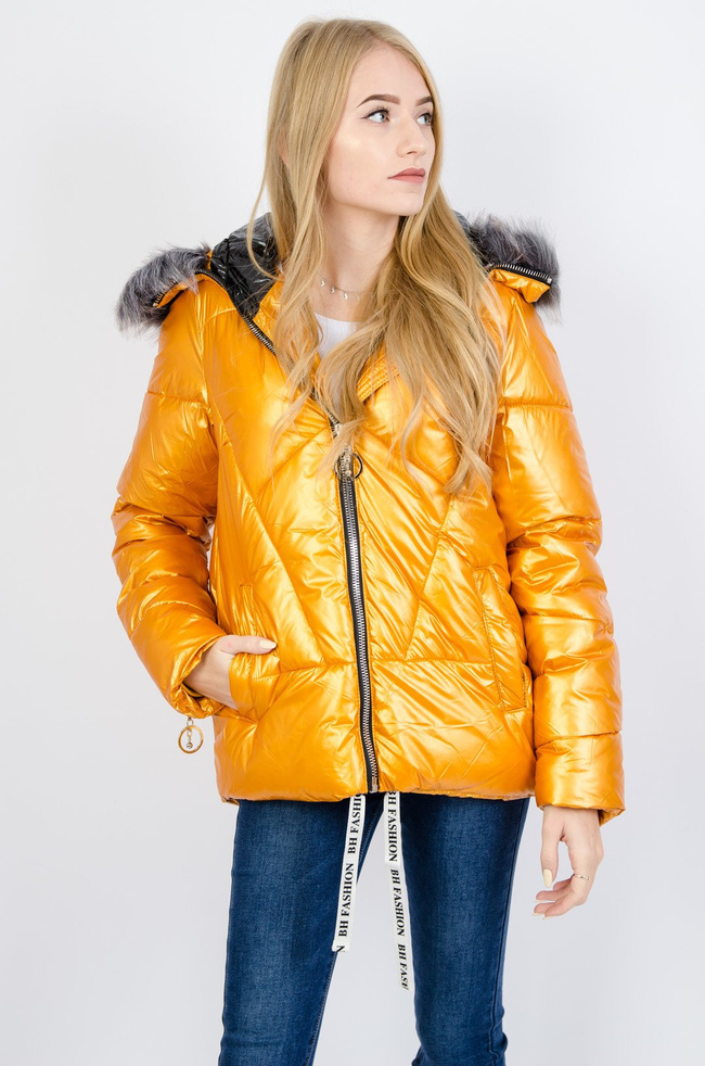 Żółta błyszcząca kurtka z futerkiem przy kapturze