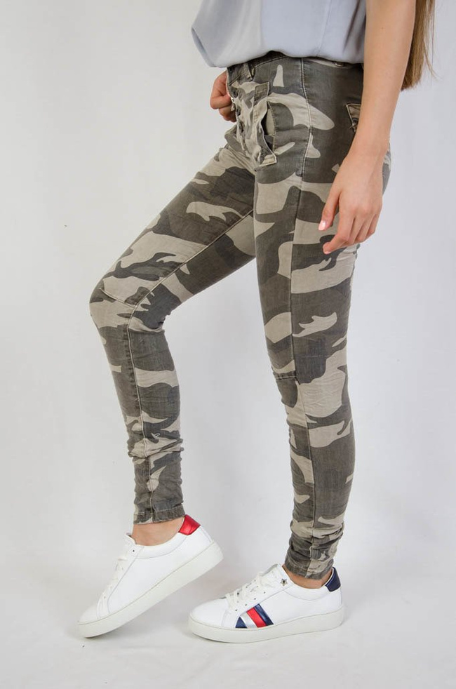 Przylegające spodnie moro z zamkami z tyłu