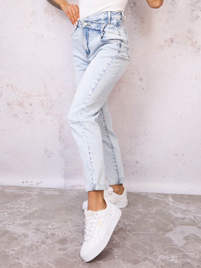 SPODNIE JEANSOWE MOM FIT Z ASYMETRYCZNYM PASEM- JASNY JEANS