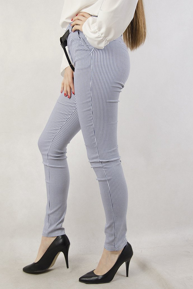 Białe eleganckie spodnie we wzorki