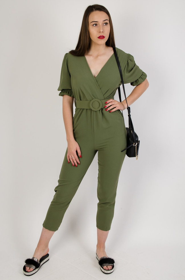 Zielony kombinezon z kopertowym dekoltem i paskiem