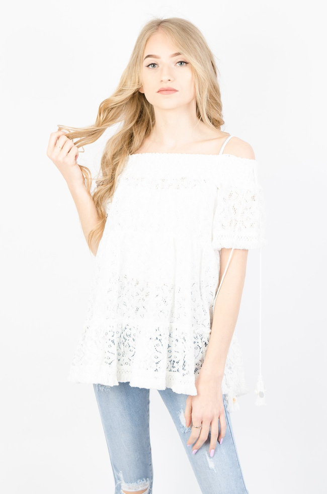 Biała koronkowa bluzka z gumą w dekolcie oraz ramiączkami ze sznurka