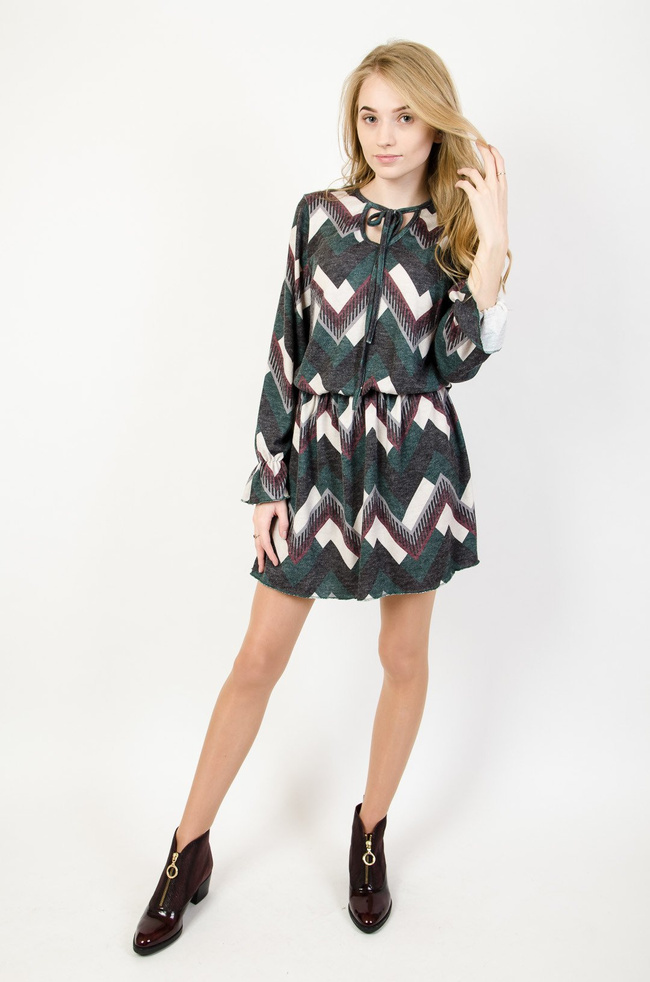 Dzianinowa sukienka w geometryczne wzory