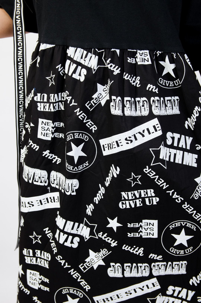 CZARNA ROZKLOSZOWANA SUKIENKA Z NAPISAMI