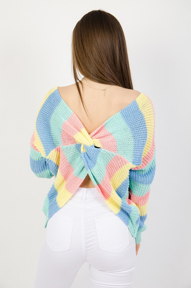 Pastelowy sweter w paski ze splotem