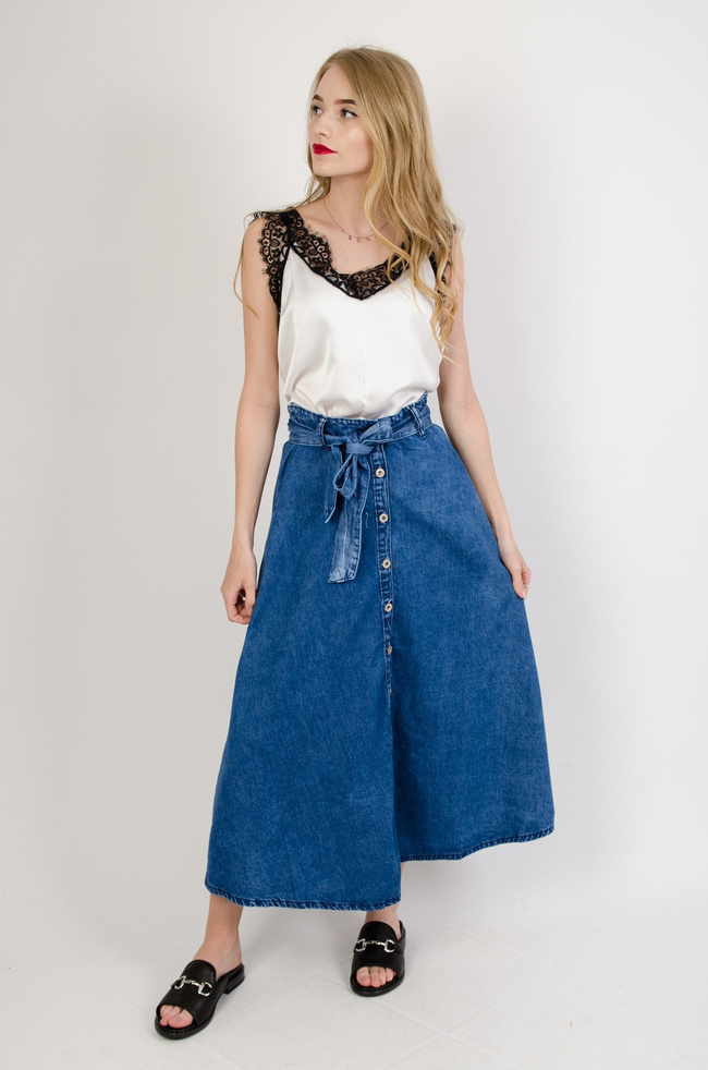 Biała satynowa bluzka wykończona koronką