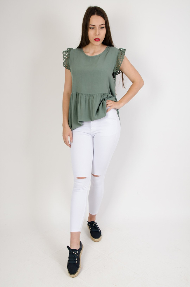 Białe dopasowane spodnie z rozcięciami na kolanach