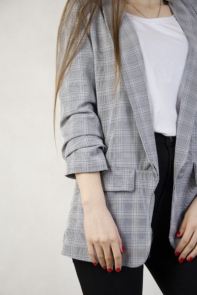 Szara marynarka w kratkę z marszczeniem na rękawach