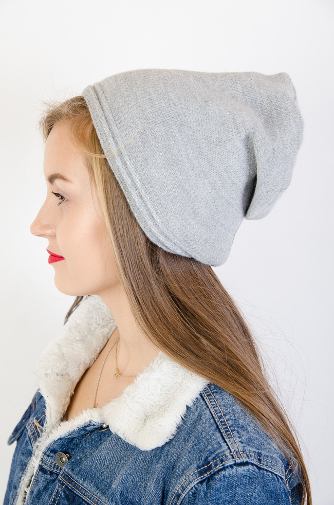 Jasno szara czapka smerfetka obszyta warkoczem