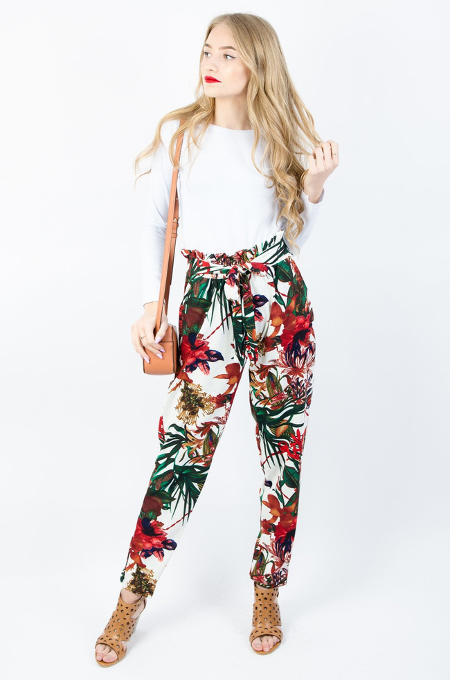 Białe alladynki w kwiaty z wiązaniem w pasie