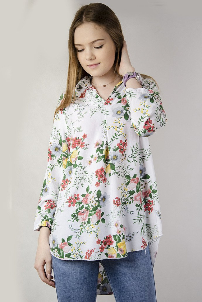 Biała luźna bluzka w kwiaty