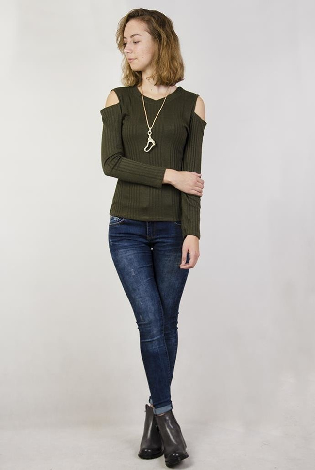 Zielona bluzka z wycięciami na ramionach + wisiorek