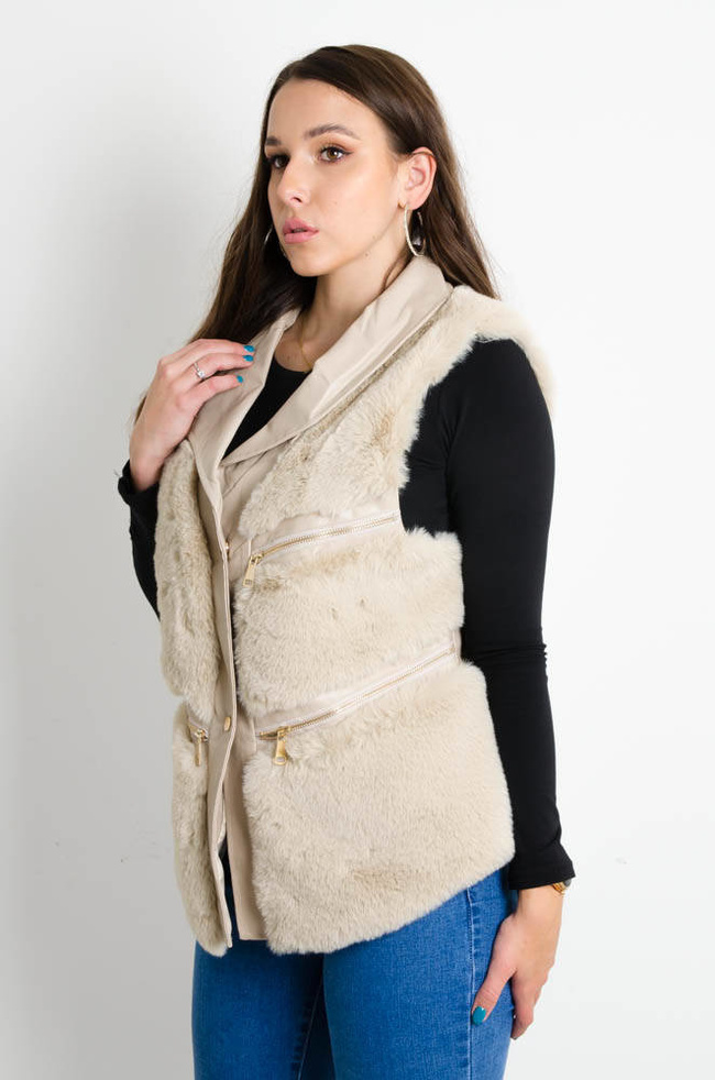 BEŻOWA FUTRZANA KAMIZELKA ZE WSTAWKAMI Z EKOSKÓRY 
