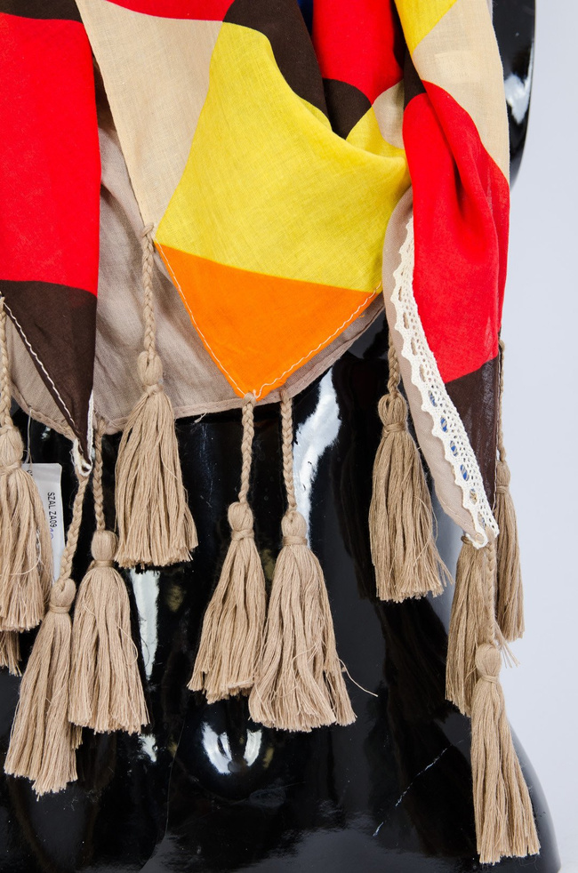 Beżowy szal w kolorowe prostokąty z frędzlami