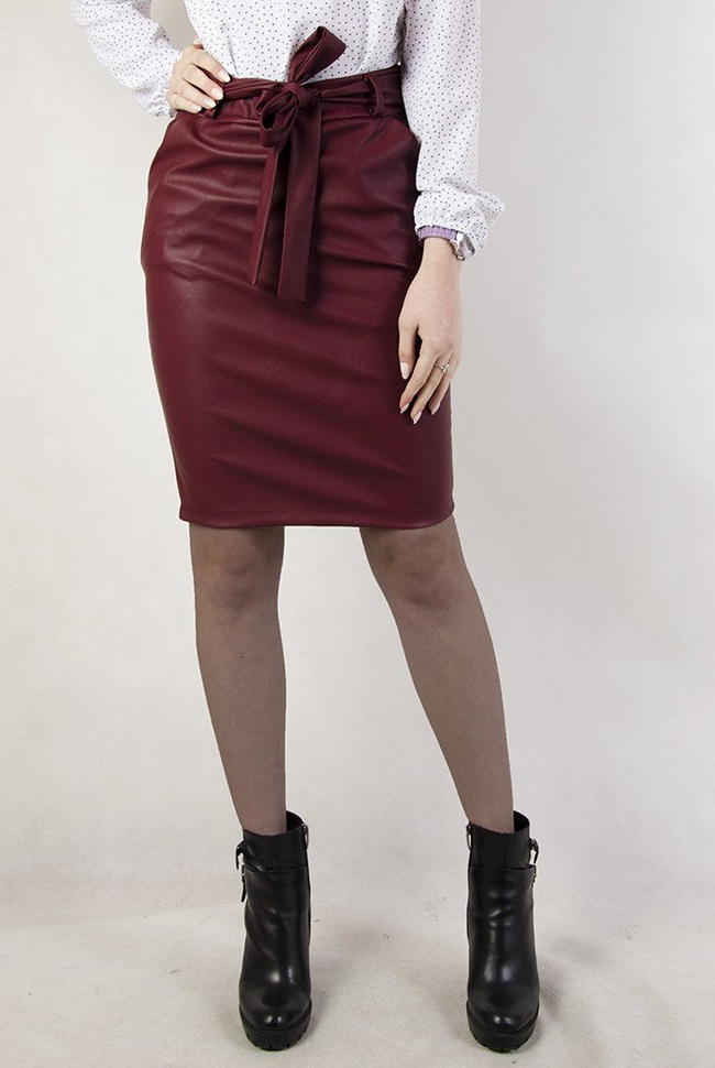 Bordowa ołówkowa spódnica skórkowa z kieszeniami oraz paskiem