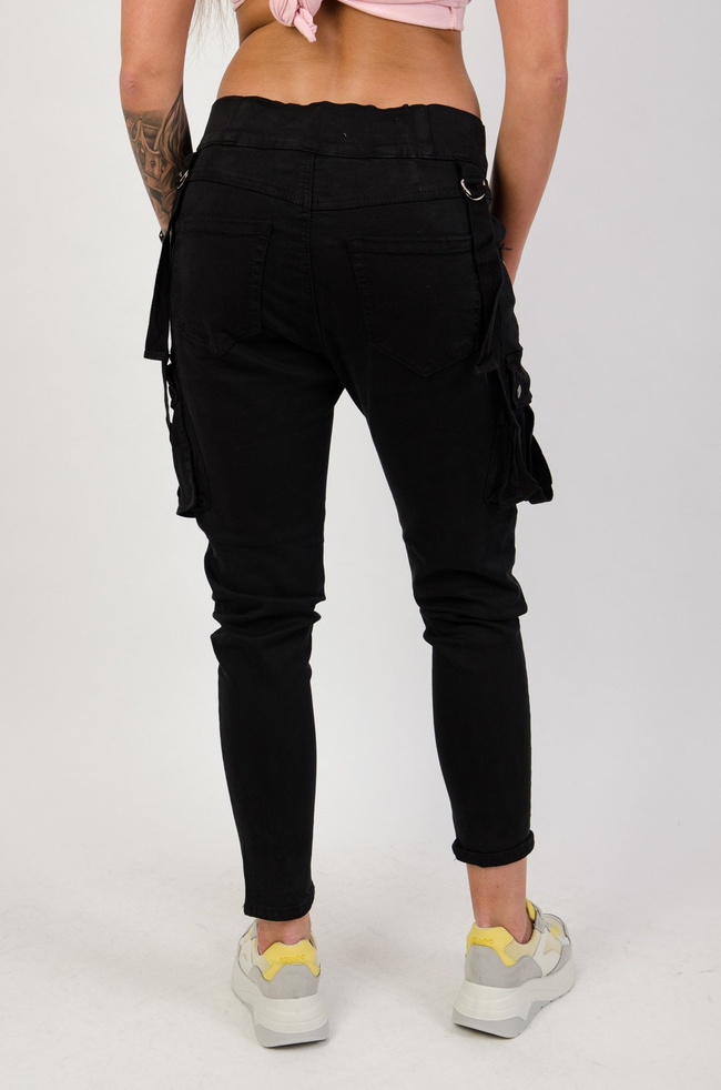 Czarne spodnie joggery z szelkami