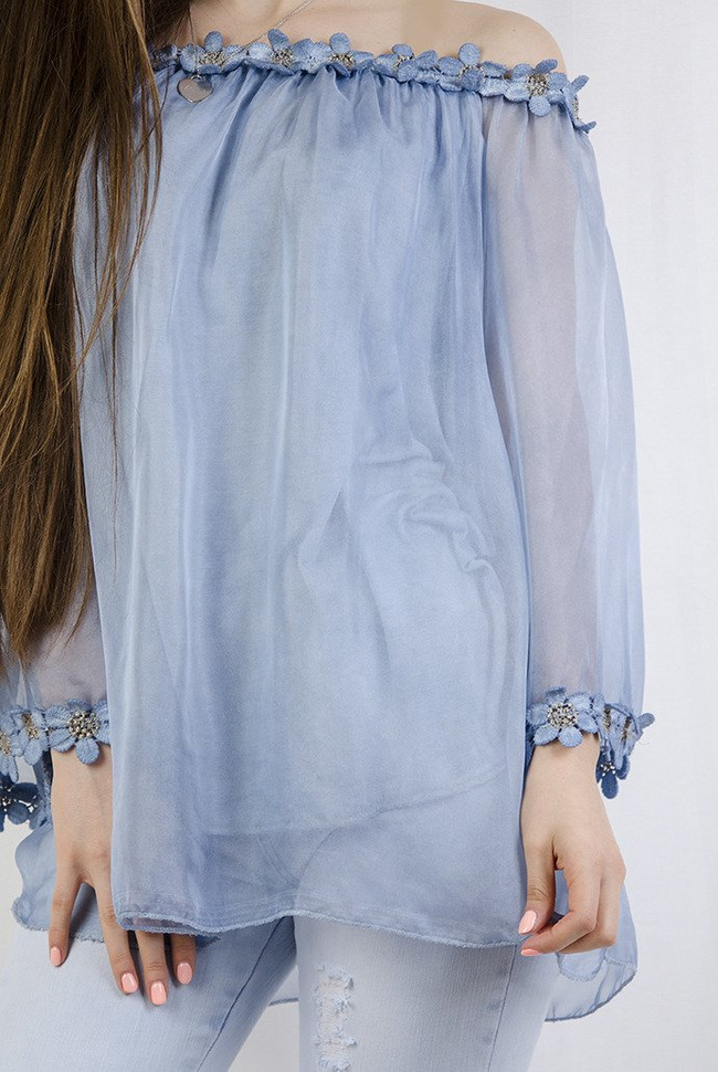 Niebieska bluzka z tiulem i kwiatkami