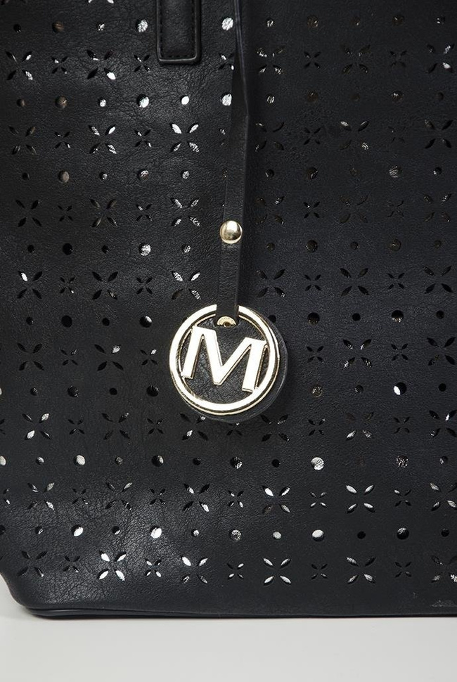 Czarna torebka ażurowa, z zawieszką