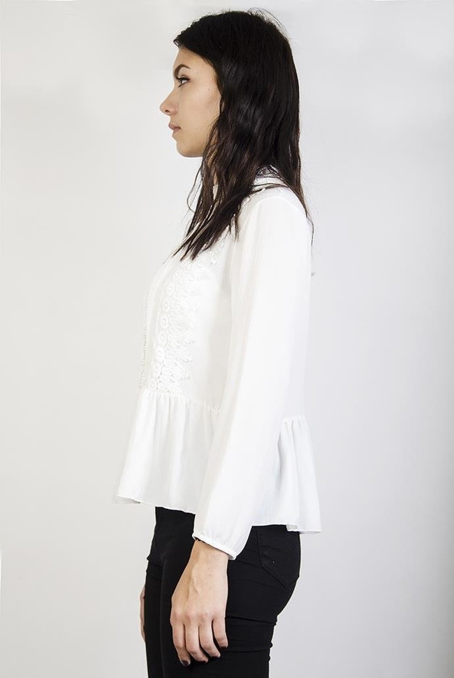Biała bluzka szyfonowa z ażurowymi zdobieniami